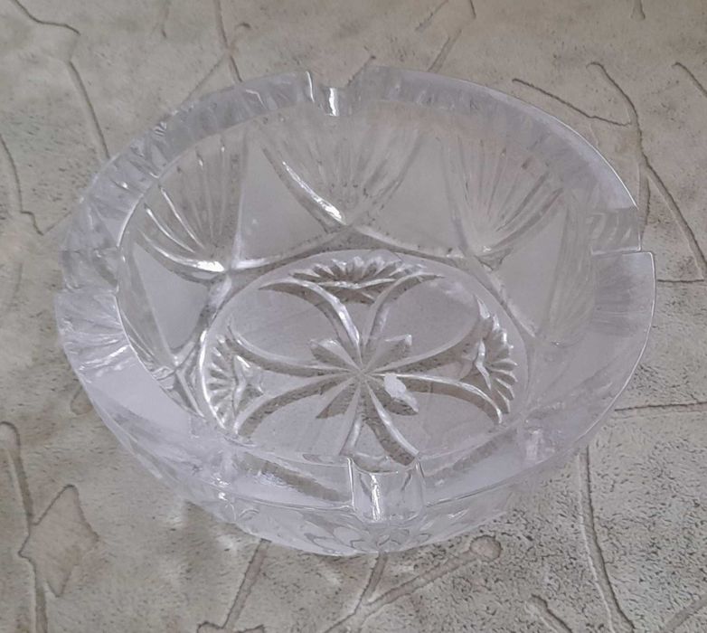 Два нови кристални пепелника в кутии