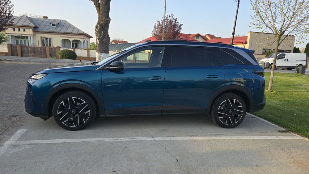 Peugeot 5008 2025 FULL / 7 locuri / Panoramic / 360 / Lane Assist / 18.500 km