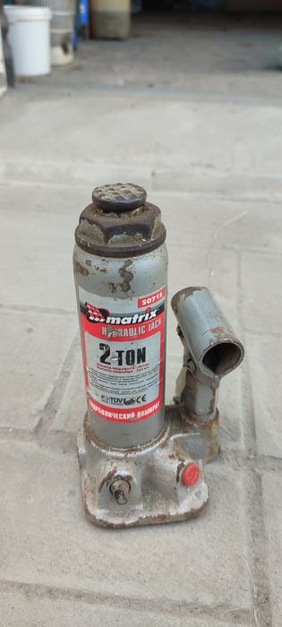 Продам домкрат оригинал.