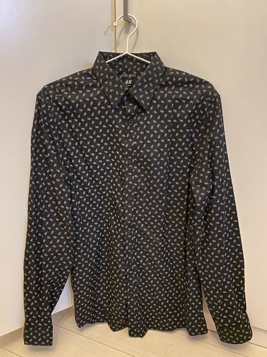 Camasa H&M neagra cu model stilizat alb, marimea M