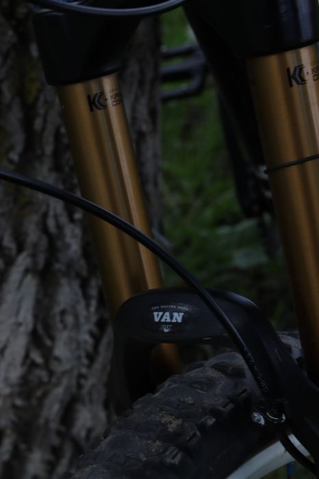 Vând  bicicleta UMF Freddy 2 full suspension