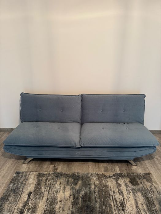 Canapea noua albastra nu este extensibila, cred
