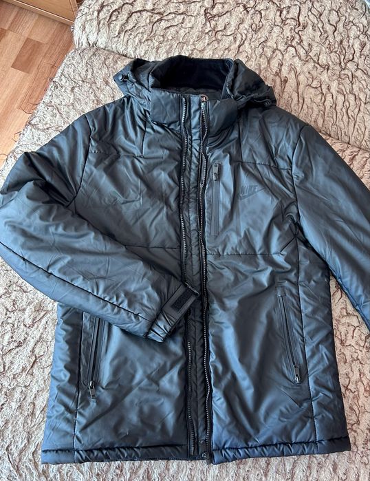 Продам куртку Nike