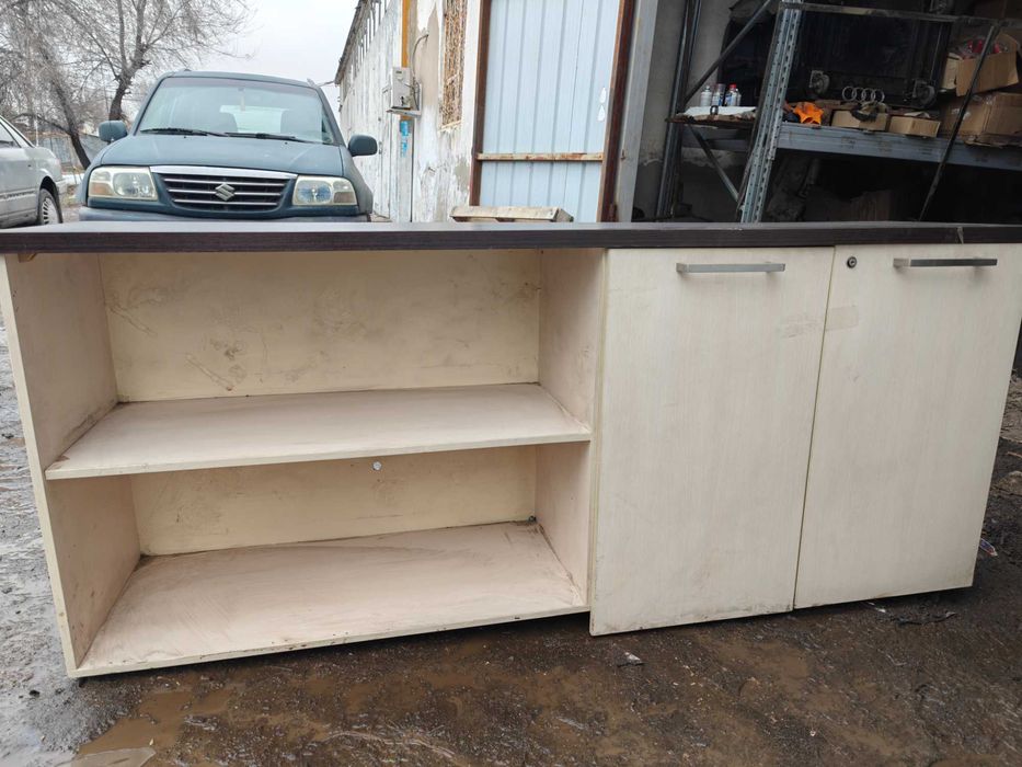 Тумба-шкаф с полками и дверцами