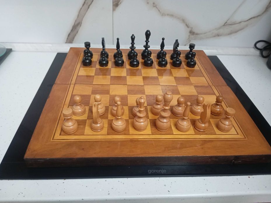 Шах с големи дървени фигури