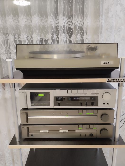 Стойка AKAI , проигрыватель, дека, усилитель тюнер