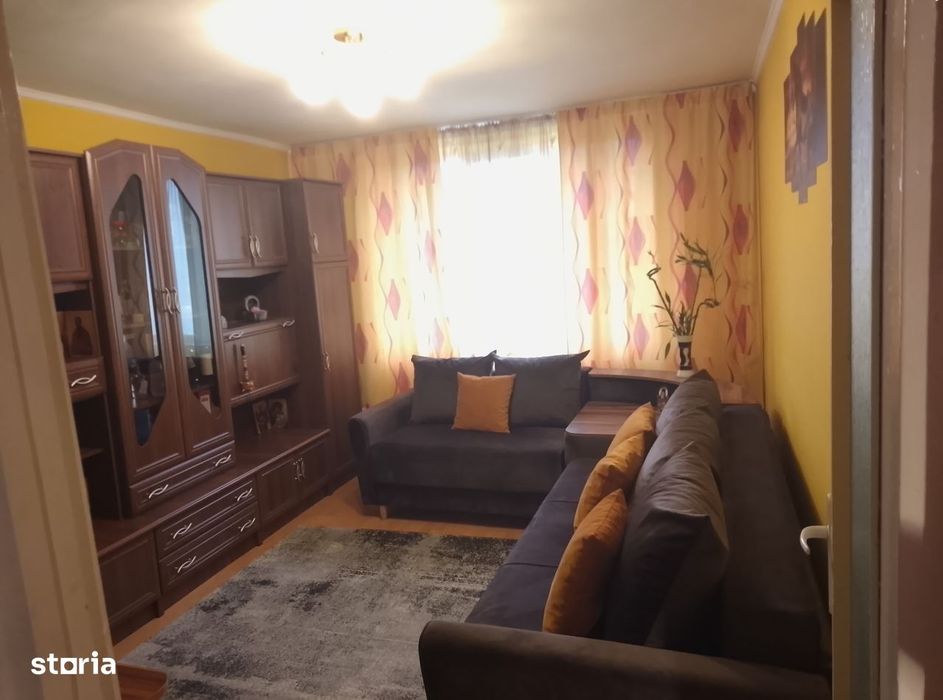 Apartament decomandat cu 2 camere și balcon închis