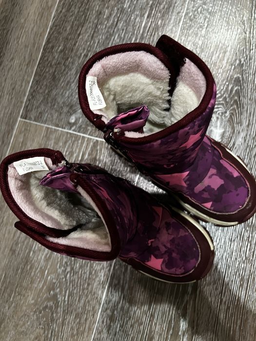 Продам зимнюю детскую обувь на девочку