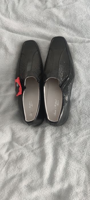 Vând pantofi piele naturala și piele lac