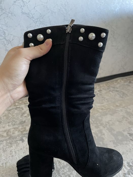 Продаются замшевые сапоги с камнем