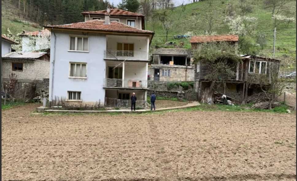 Триетажна къща в с. Лясково с гараж и работилница. отлична възможност!