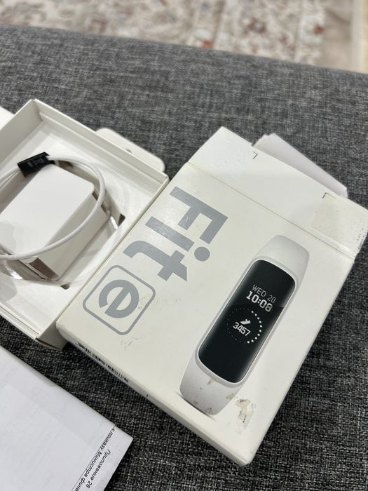Смарт браслет Samsung Galaxy Fit e