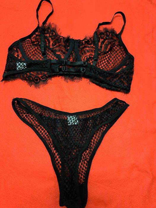 Set lenjerie din dantela cu sutien stil top M