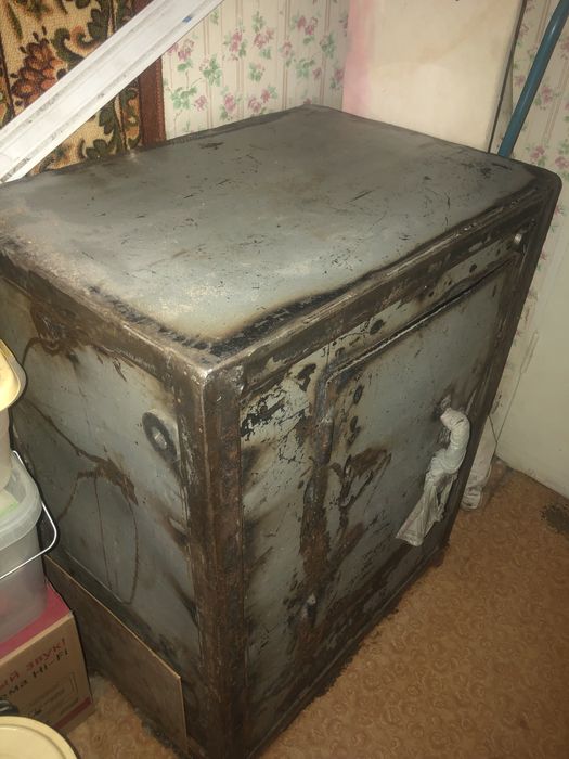 Продам большой металлический сейф