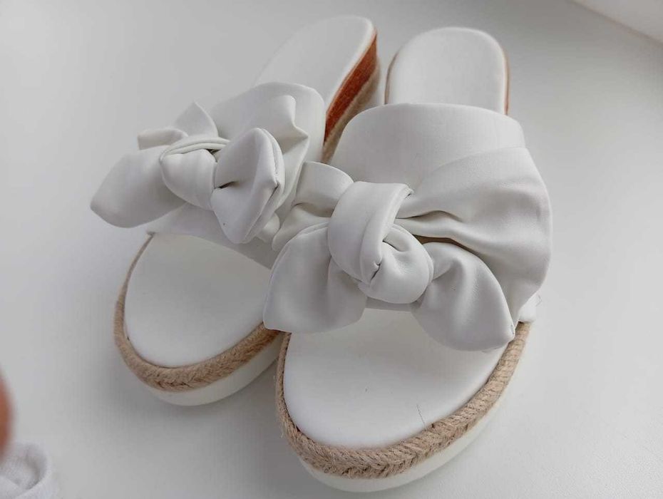 Белая платформа шлепка пляжная