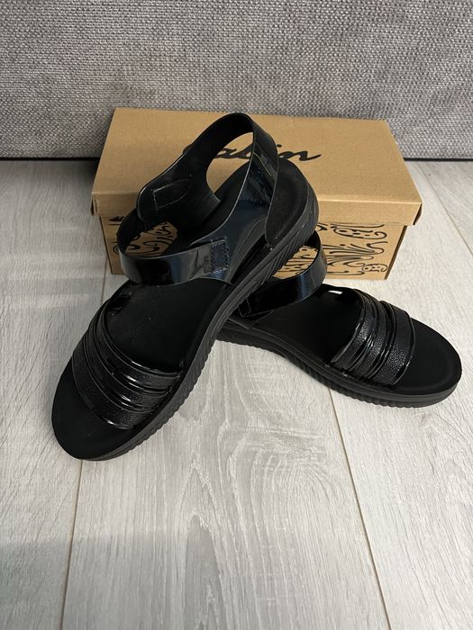 Чисто нови сандали