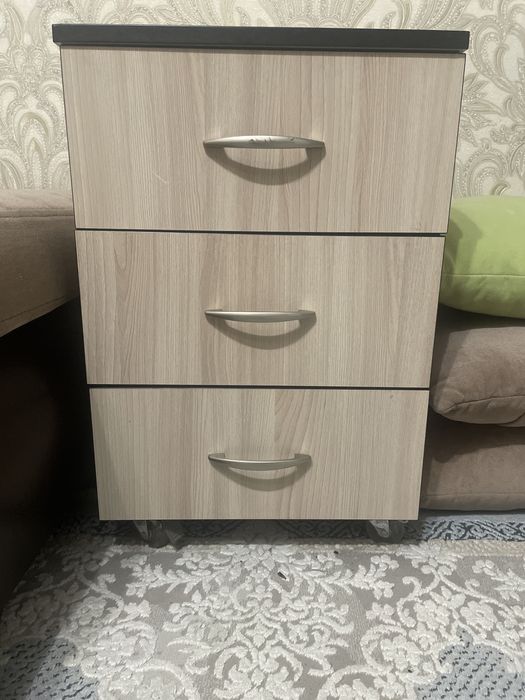 Продаю тумбочку на калесиках