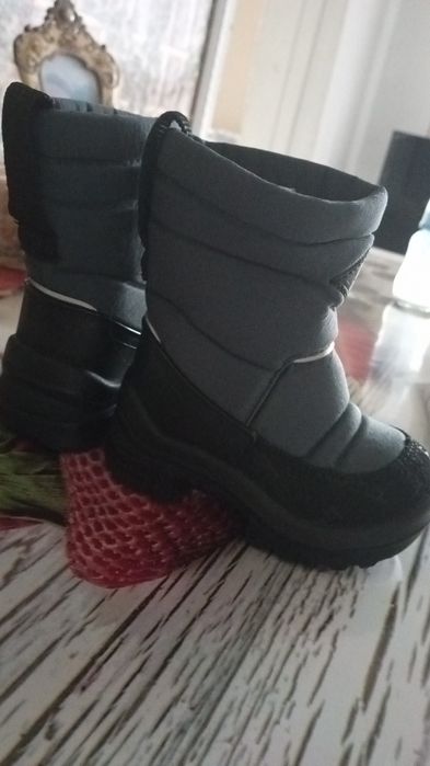 Продам детские зимние сапожки