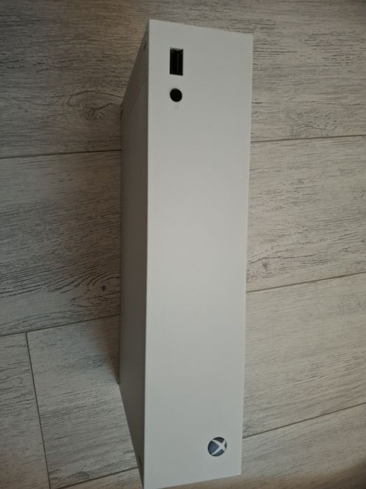 Продавам Xbox Series S