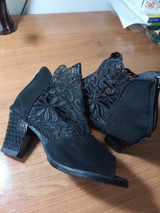 Sandale tip botine de vară, mărime:36-37, brodate