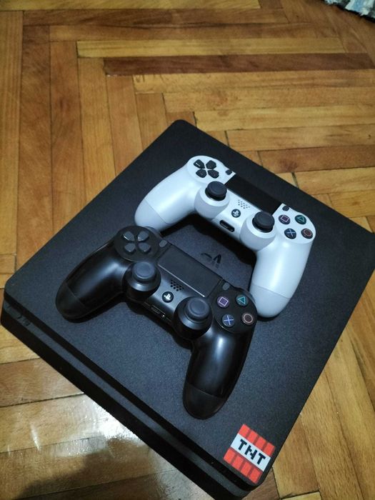 Vând Play station 4