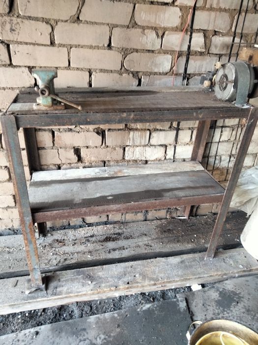 Тиски, верстак,наждак продам.