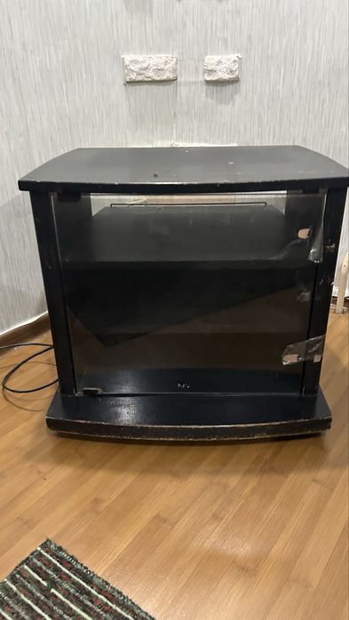 Тумба под телевизор и диван.