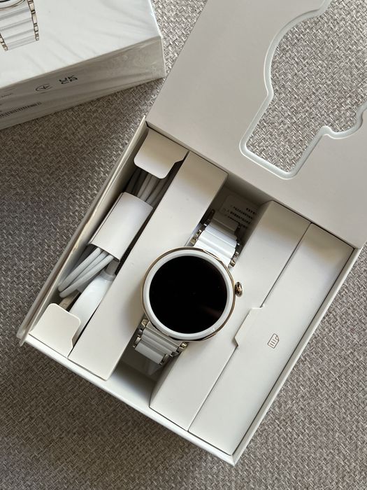 Смарт часовник Huawei Watch GT 5 Pro 42mm в гаранция