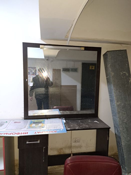 Продам кресло и столы для парикмахерской