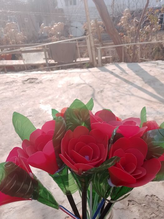 Пластиковыей цветок