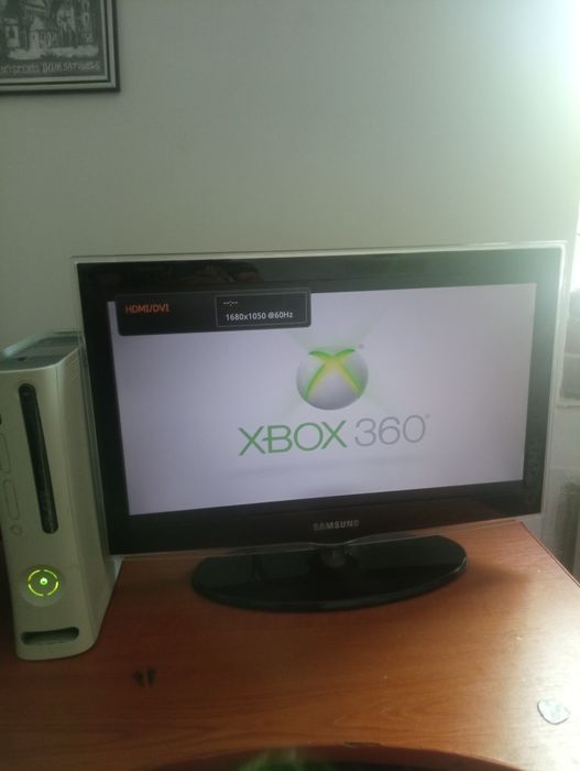 Xbox 360 , nu citeste cd urile , in rest e functional+joc fifa 09