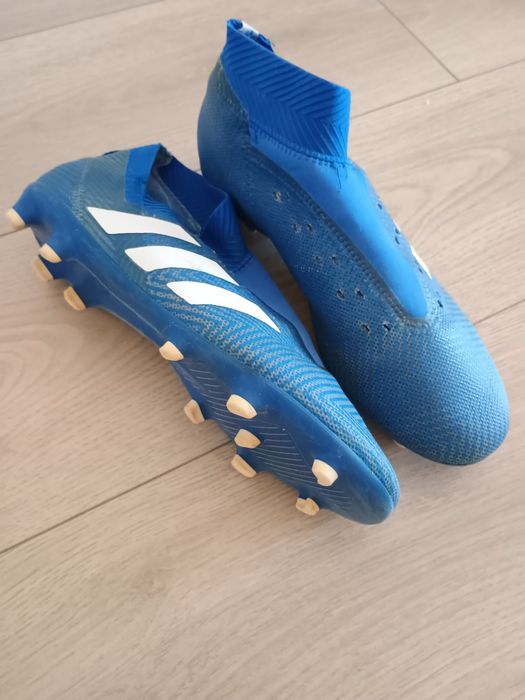 Vând adidași fotbal