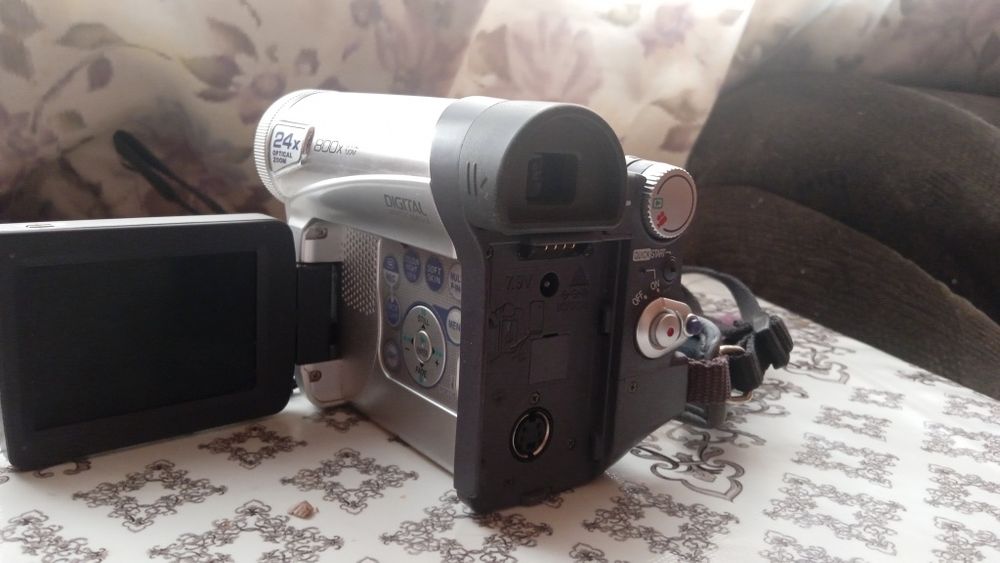 Продам видео камеру