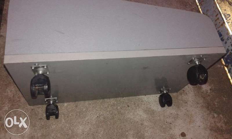 Бокс за компютър с колелца