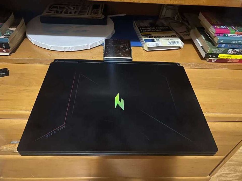 Vând laptop gaming Acer Nitro 16, în stare foarte bună, folosit cu grijă. Laptopul este perfect pentru gaming, editare și utilizare zilnică