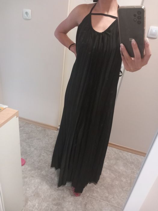 Черна рокля с гол гръб