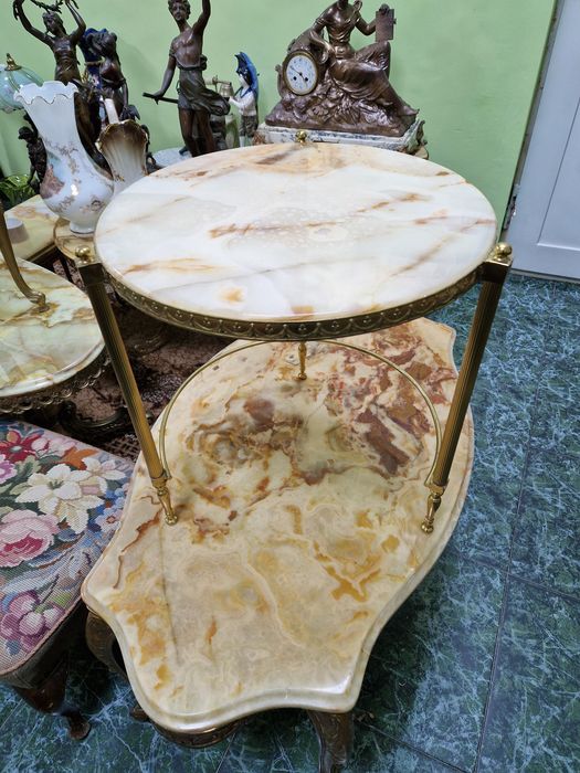 Чудесна антикварна бронзова френска помощна масичка с оникс