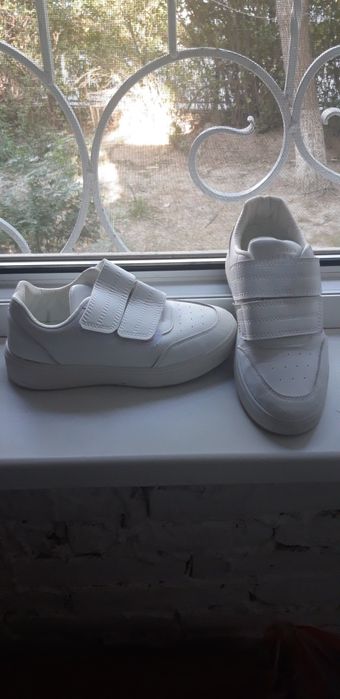 Белые кроссовочки