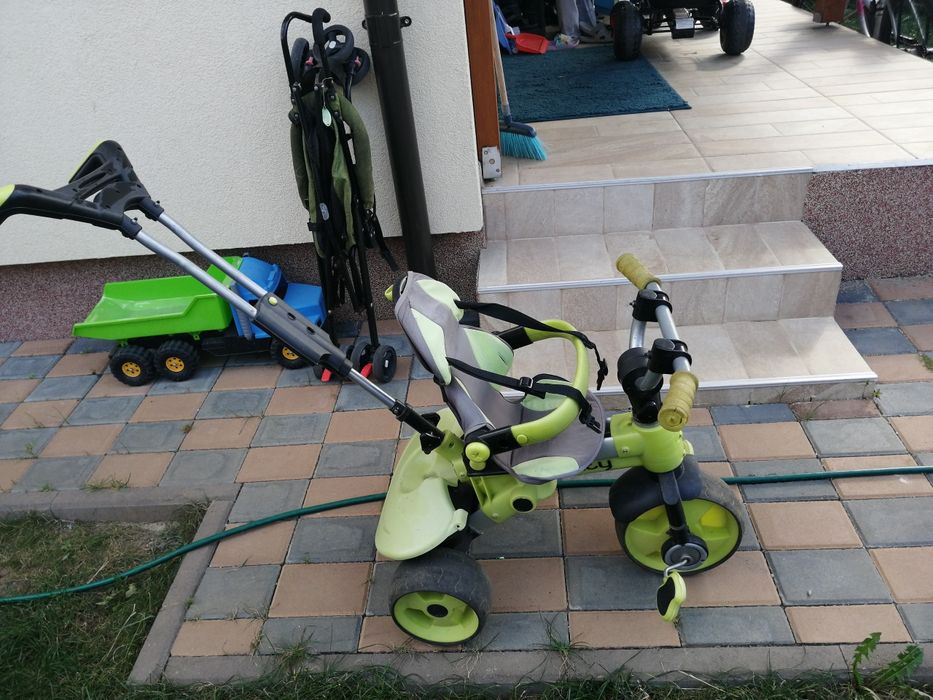 Tricicleta cu maner.