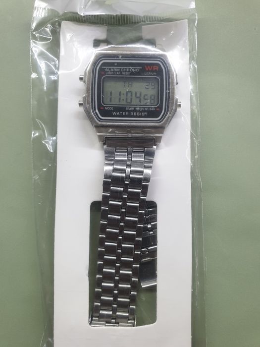 Часы электронные стильные новые