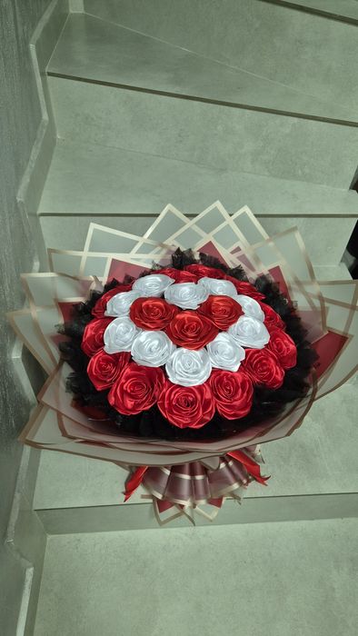 Buchete din trandafiri din satin lucrati manual