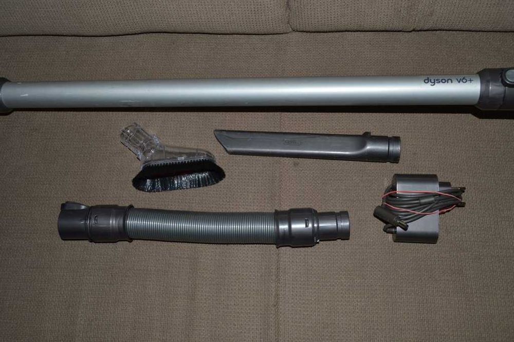 Aspirator vertical DYSON V6+ set complet