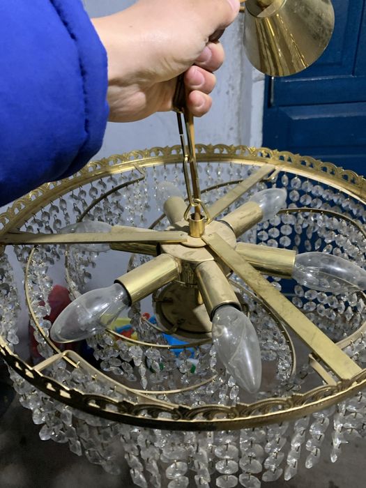 Домашняя люстра в хорошем состоянии