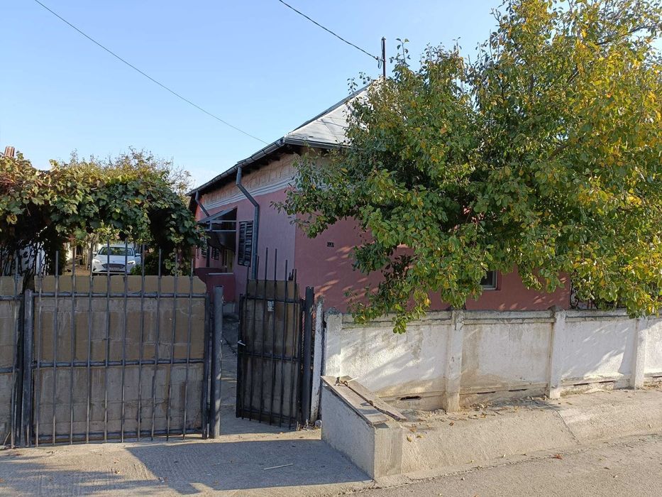 Casa cu curte. Canalizare si baie