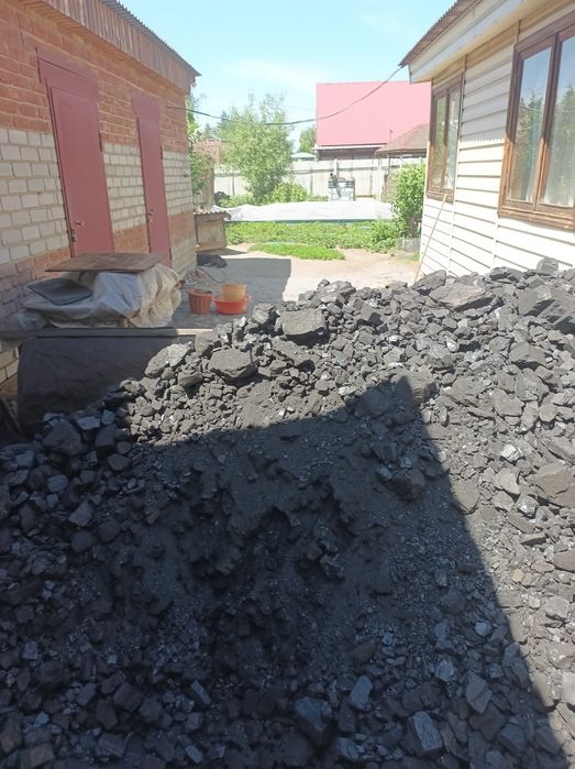 Перекидаю в углярку уголь