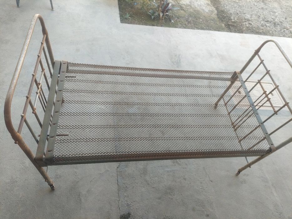 Крават панцирная кровать.