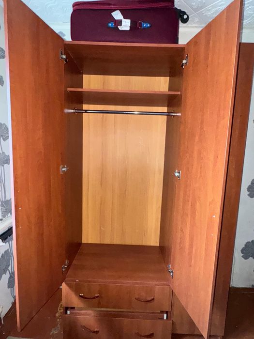 Шкаф с окноми спалный