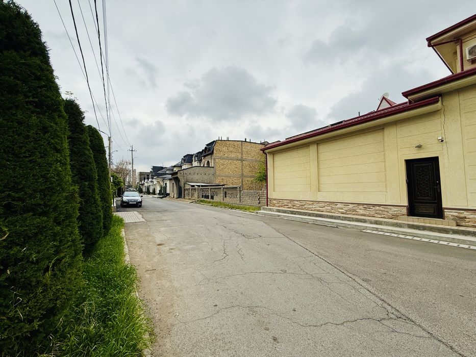 SROCHNA Islomobod mahallada 4sotix yer sotiladi