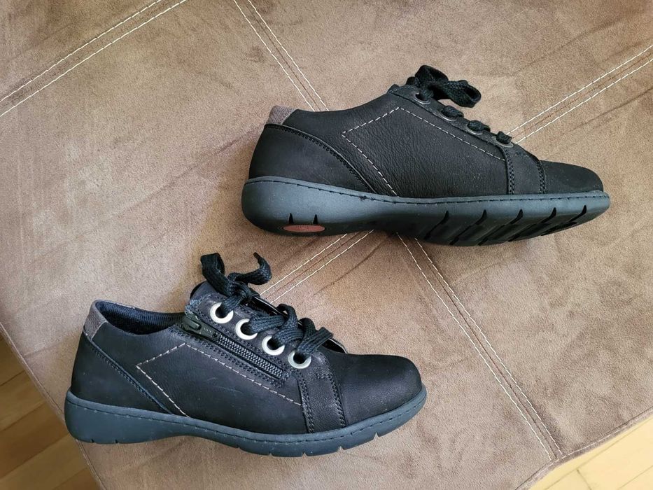 Продавам дамски кожени обувки