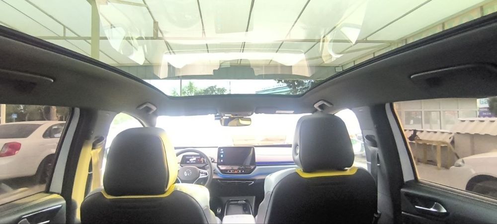 Holati zur qarab haydalgan mashina